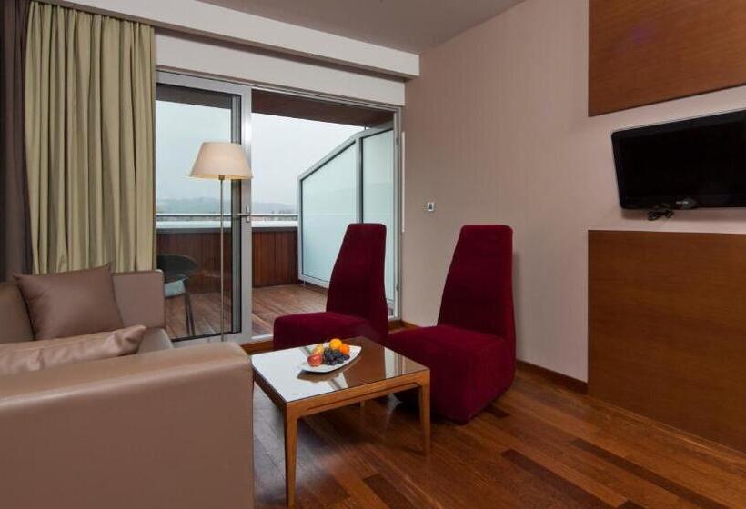 バルコニー付きジュニアスイート, Kaj