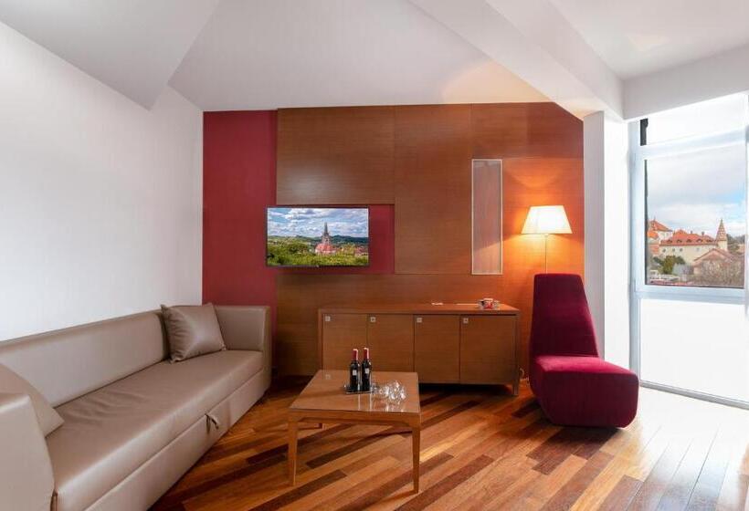 バルコニー付きジュニアスイート, Kaj