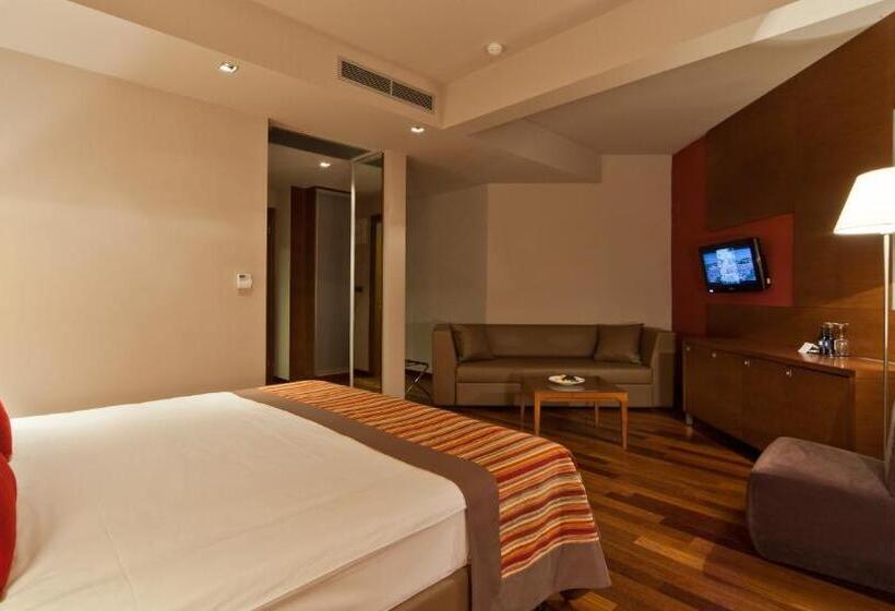 デラックスルーム, Kaj