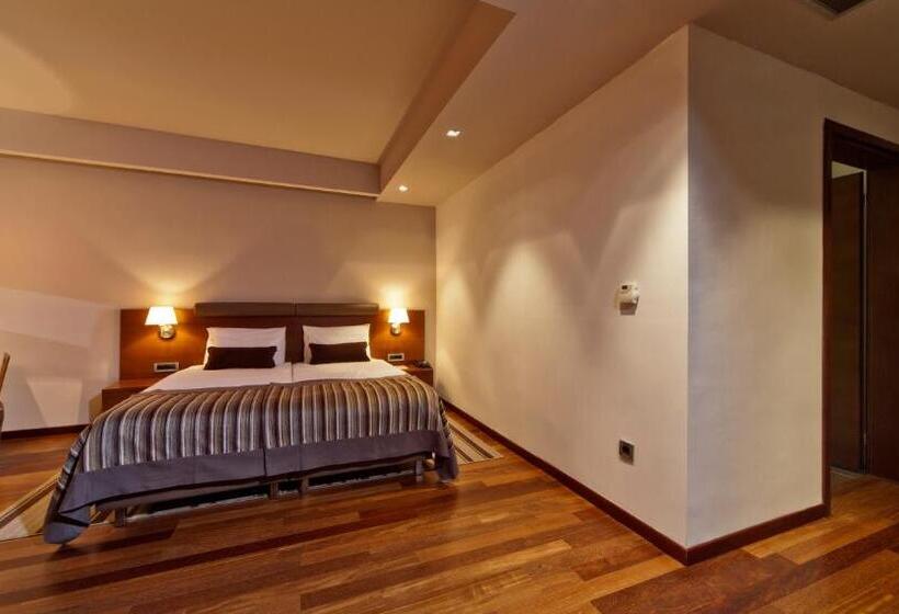 デラックスルーム, Kaj