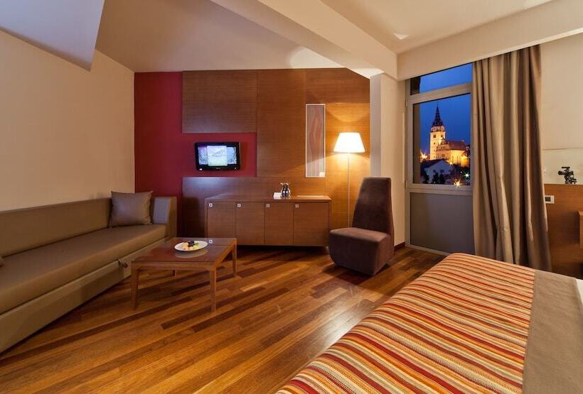 デラックスルーム, Kaj