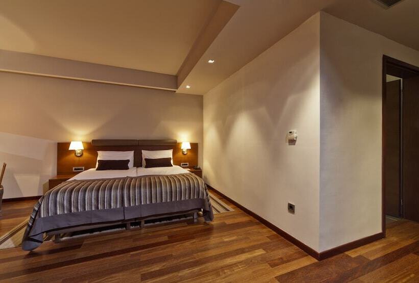 デラックスルーム, Kaj