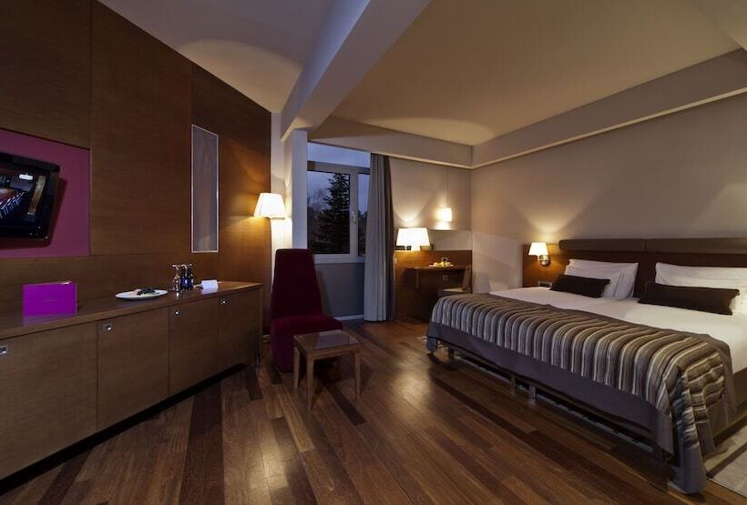 デラックスルーム, Kaj