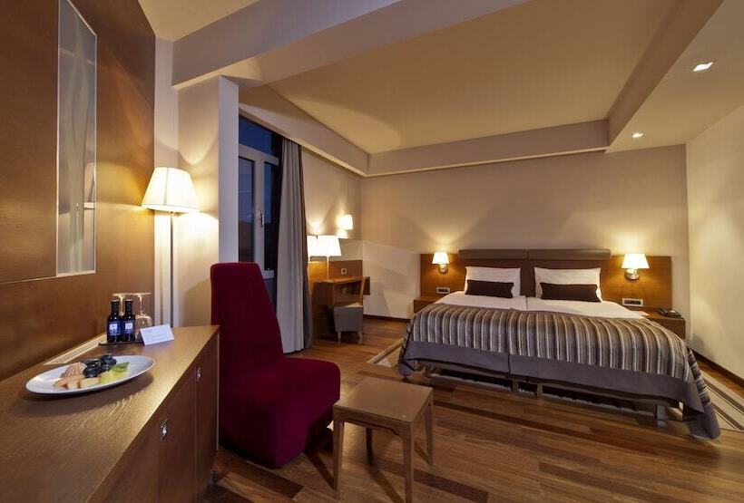 デラックスルーム, Kaj