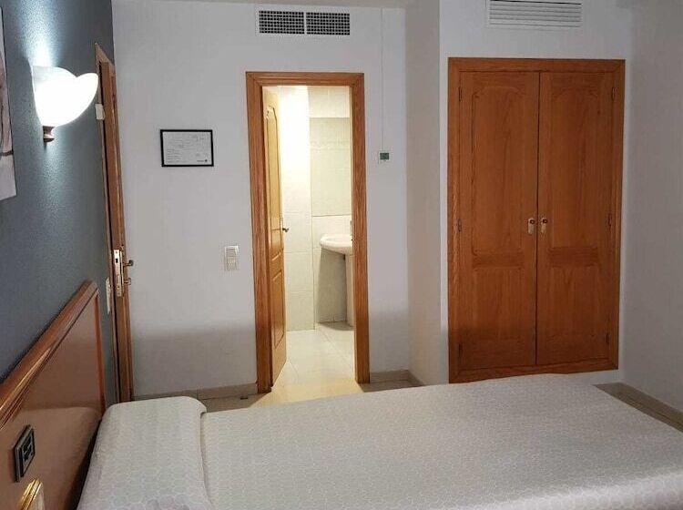 غرفة قياسية فردية, Lazaro