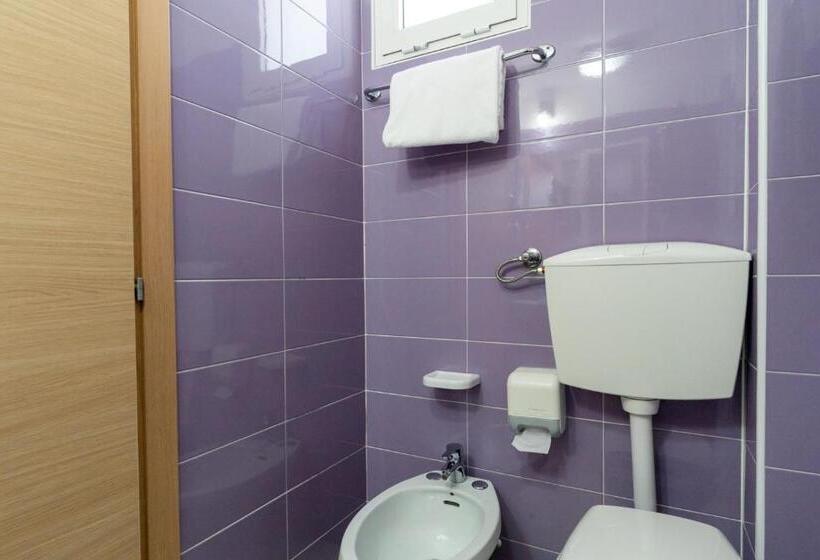 اتاق استاندارد با چشم‌انداز دریا, Milanese