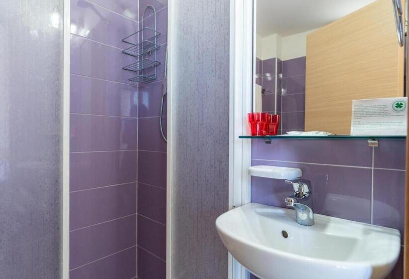 اتاق استاندارد با چشم‌انداز دریا, Milanese