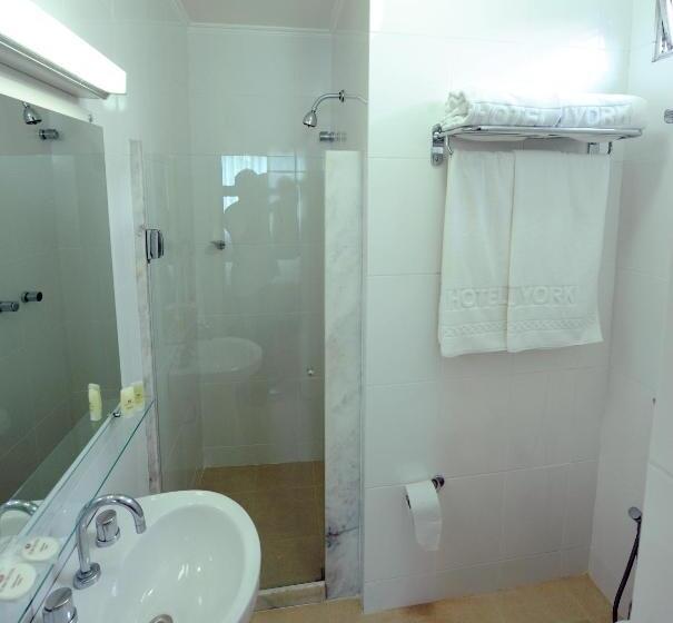 غرفة قياسية, York