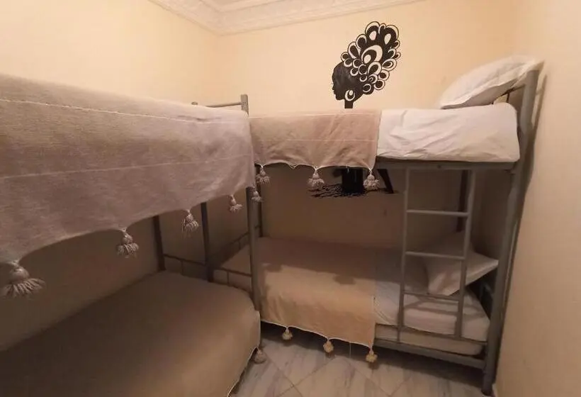 ルームシェアのワンベッド, Happy Surf Hostel