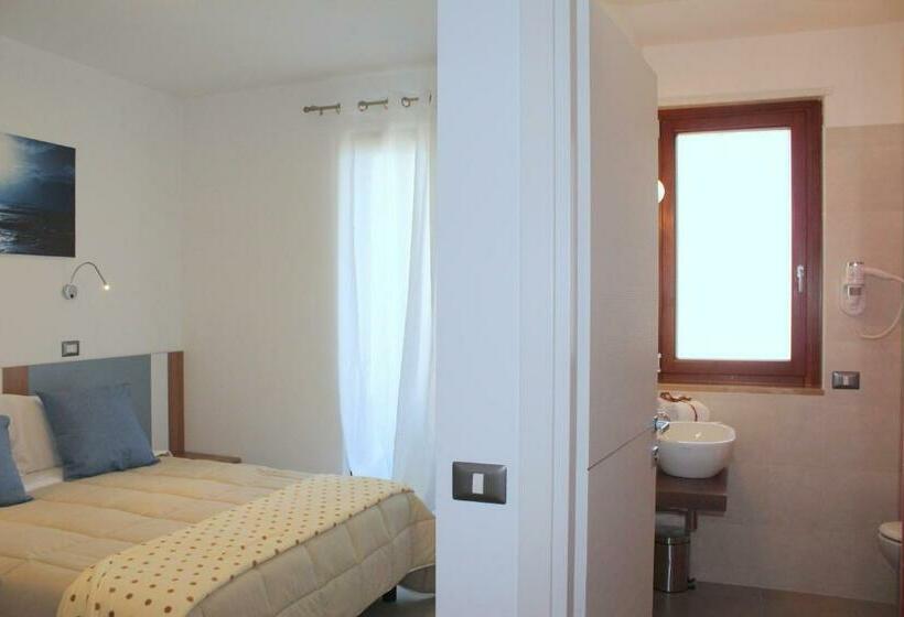 اتاق استاندارد با بالکن و چشم‌انداز دریا, Navicri B&b