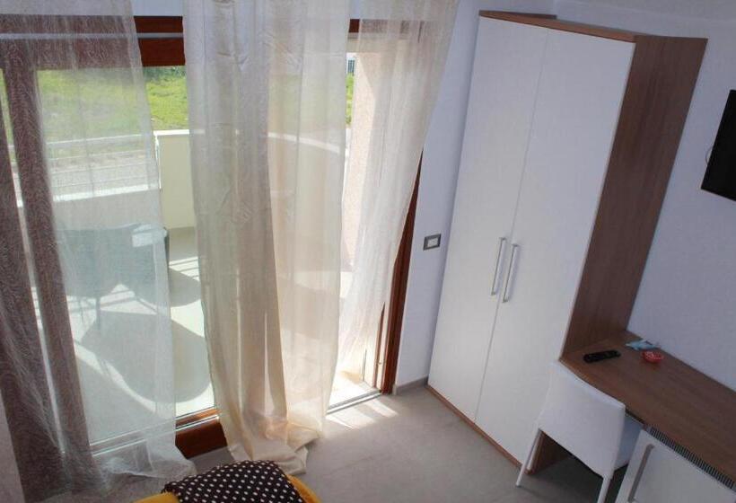 اتاق استاندارد سه تخته با بالکن, Navicri B&b