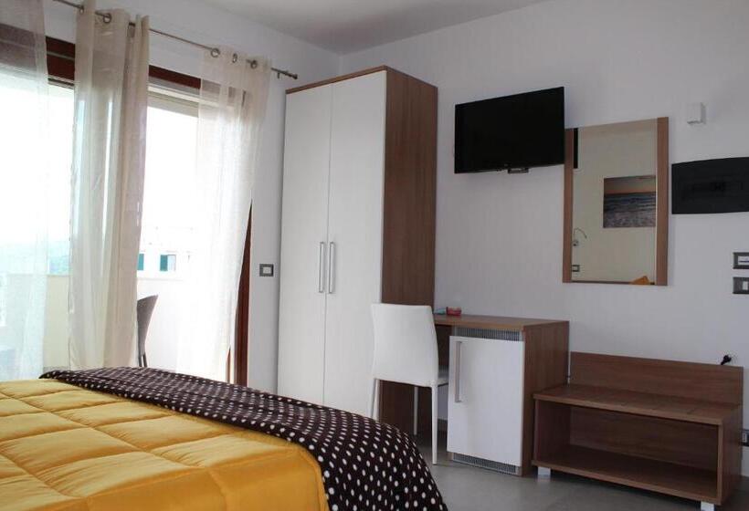 Трехместный Номер Стандарт с Балконом, Navicri B&b