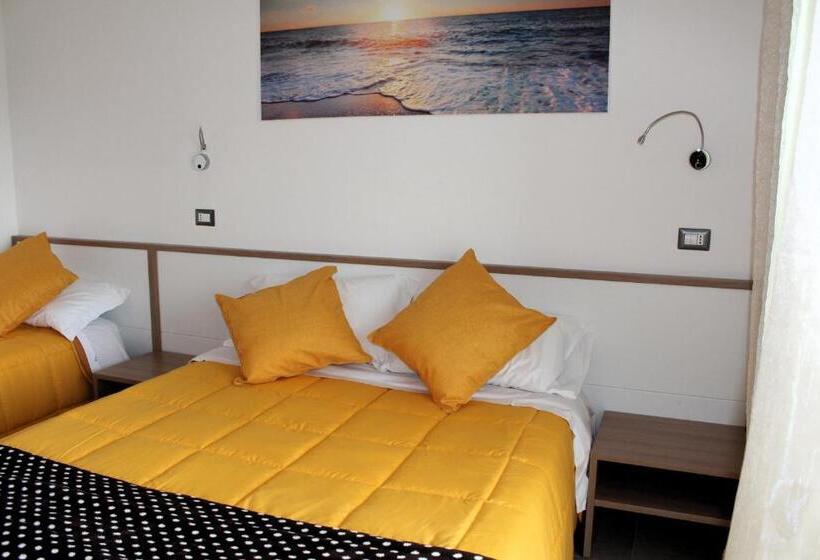 اتاق استاندارد سه تخته با بالکن, Navicri B&b