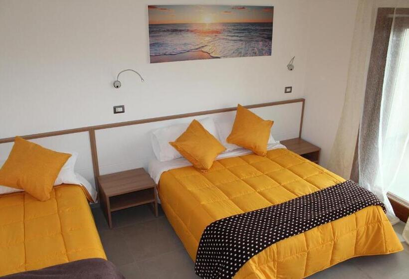 اتاق استاندارد سه تخته با بالکن, Navicri B&b