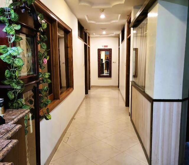 اتاق لوکس با تخت بزرگ, Royal Brooks