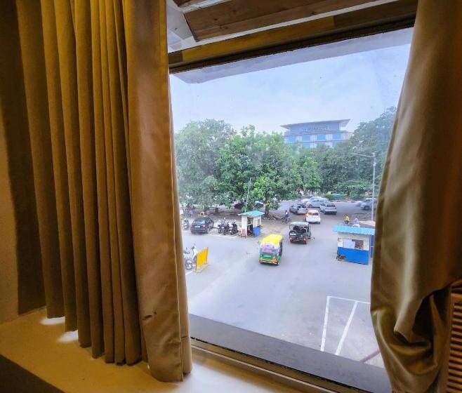 اتاق لوکس با تخت بزرگ, Royal Brooks