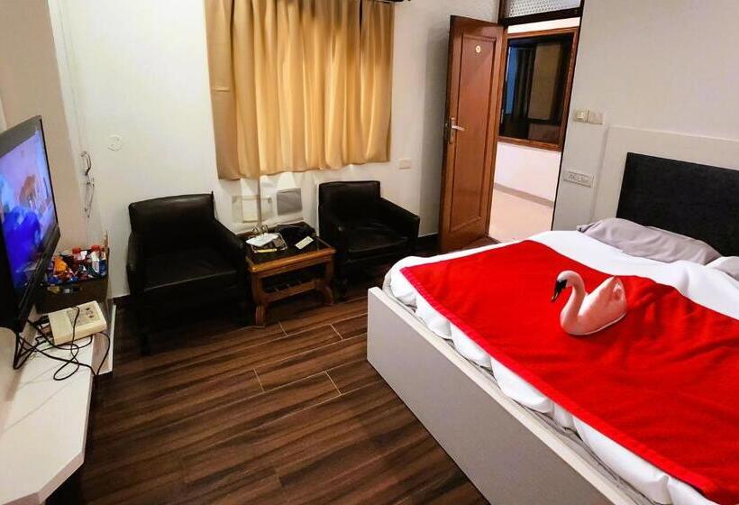 اتاق لوکس با تخت بزرگ, Royal Brooks