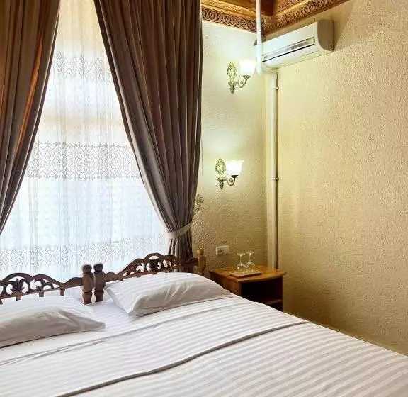 Quarto Estandar, Caravan Serail