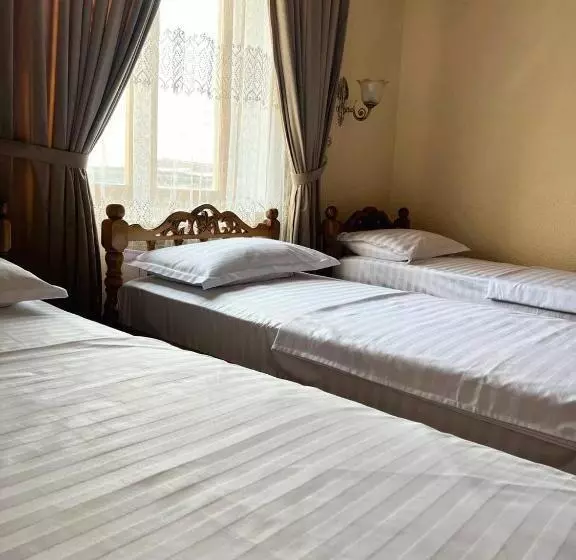 Quarto Triplo Clássico, Caravan Serail