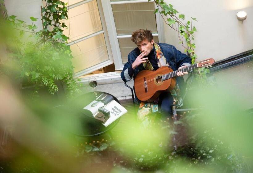 اتاق لوکس با تخت بزرگ, Dupondsmith