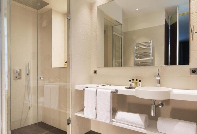 اتاق لوکس با تخت بزرگ, Dupondsmith