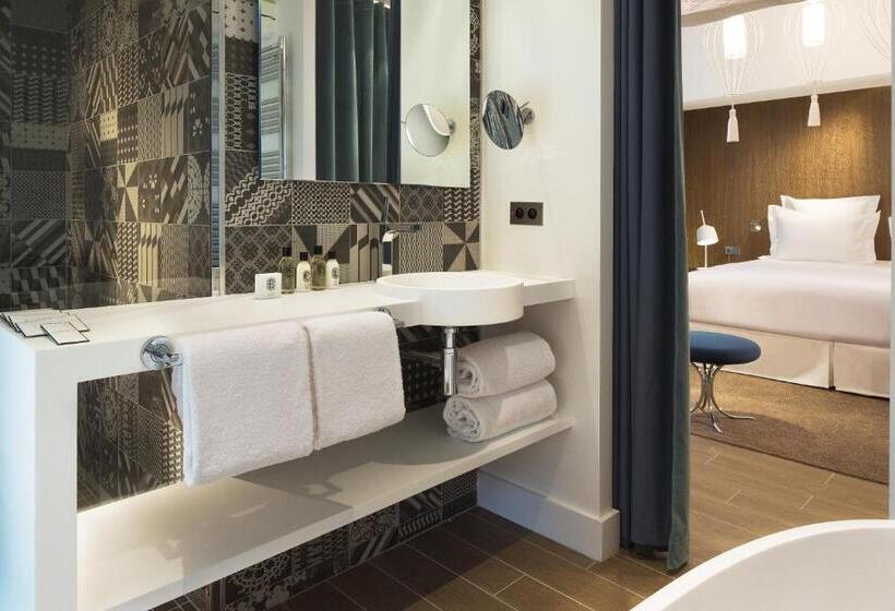 اتاق لوکس با تخت بزرگ, Dupondsmith