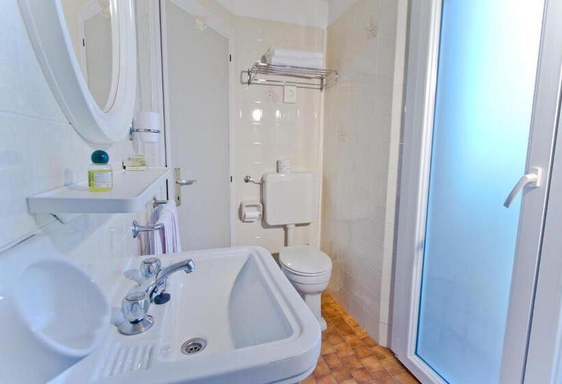 غرفة إقتصادية ثلاثية, Montecarlo