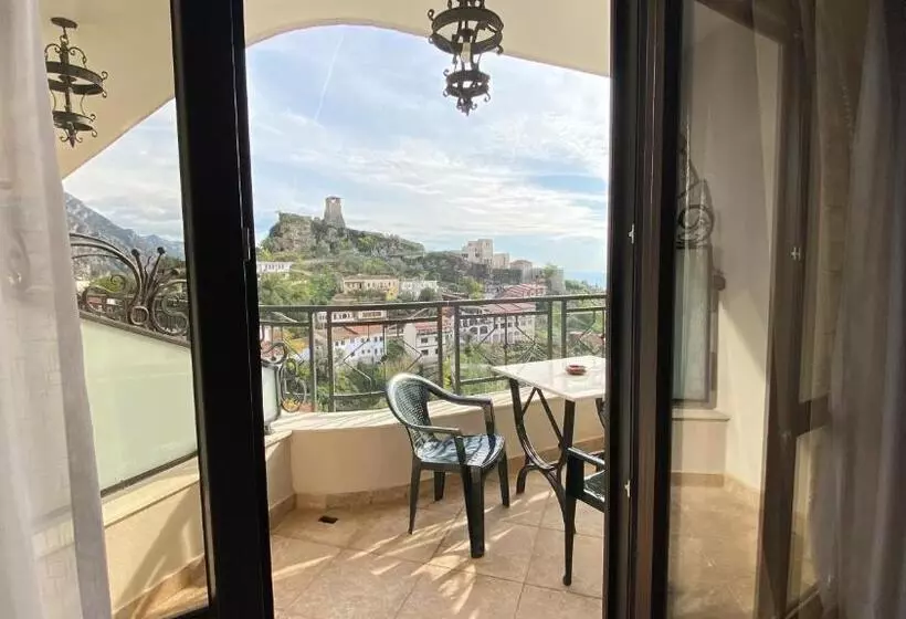 سوئیت با وان آب گرم, Panorama Kruje View On The Castle And The Old Town