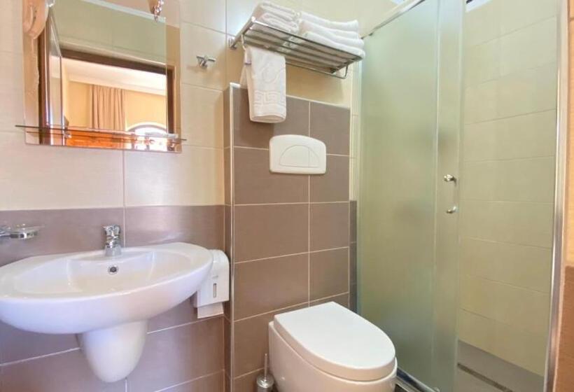 חדר אקונומי לשלושה, Panorama Kruje View On The Castle And The Old Town