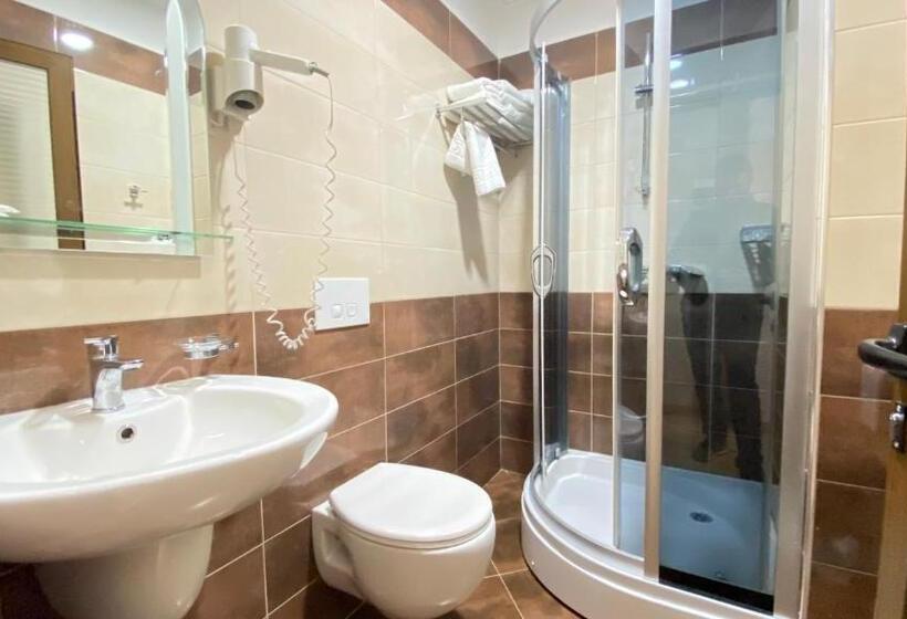 חדר אקונומי, Panorama Kruje View On The Castle And The Old Town