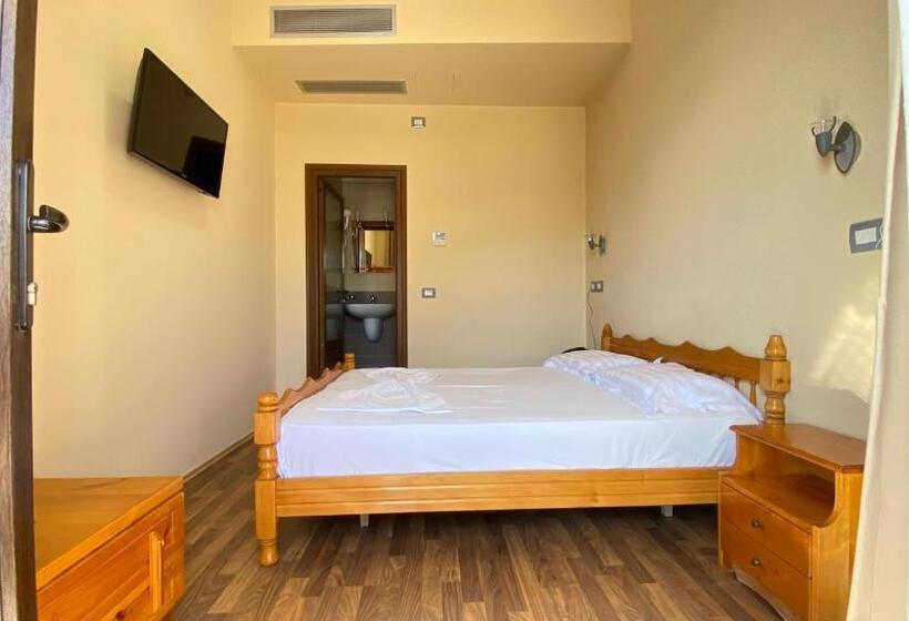 חדר אקונומי, Panorama Kruje View On The Castle And The Old Town