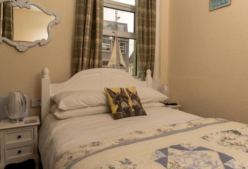 חדר סטנדרט לשלושה, The Hurstmere