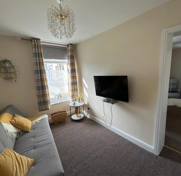 חדר משפחתי קלאסי, The Hurstmere