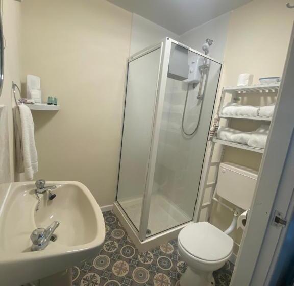 חדר משפחתי, The Hurstmere