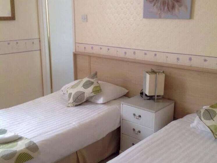 חדר משפחתי, The Oxford