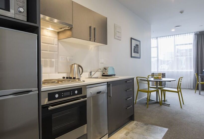 1 Szobás Apartman, Quest On Thorndon