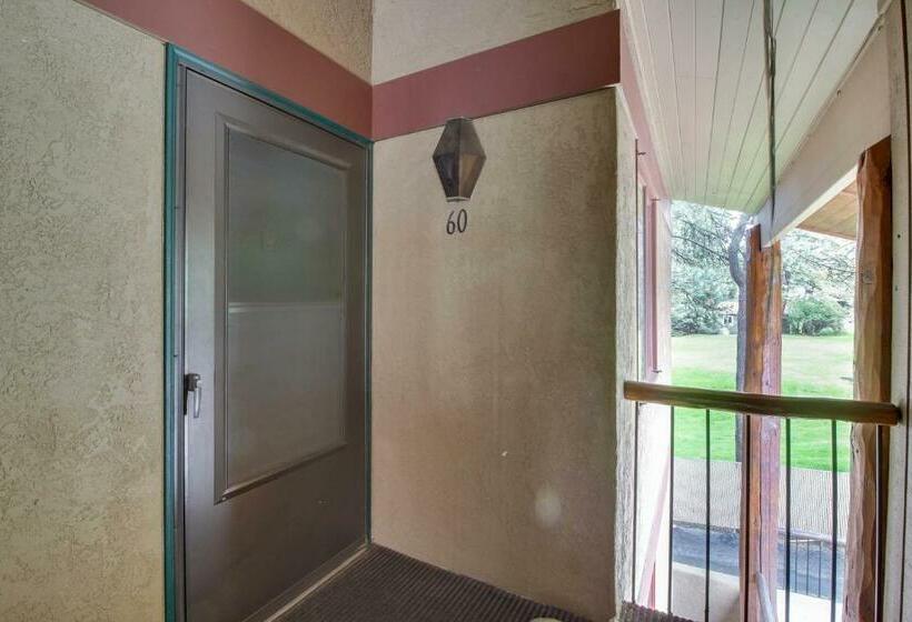 شقة غرفة واحدة, Crystal Beach