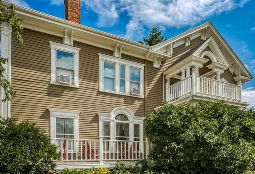 דירת חדר, Commander S Cabin