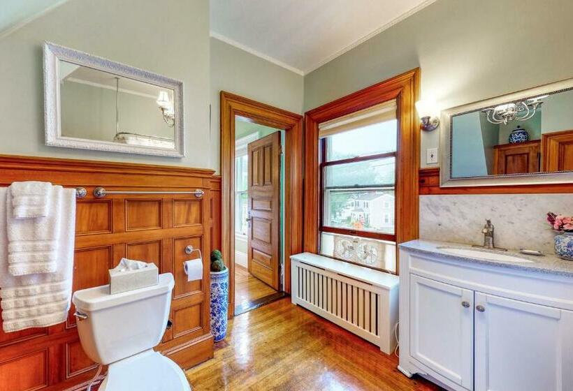 דירת חדר, Commander S Cabin