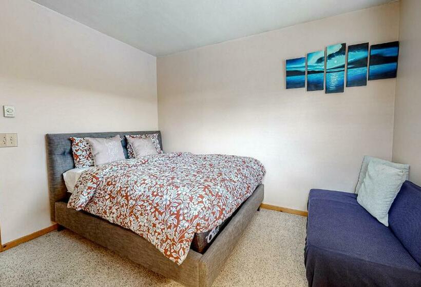 דירת שני חדרים, Truckee Living