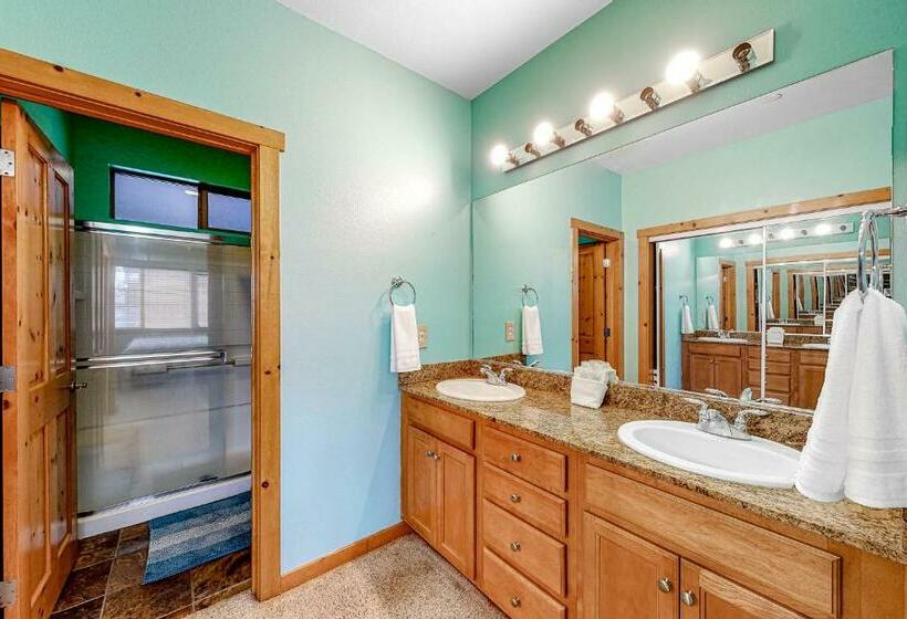 דירת שני חדרים, Truckee Living