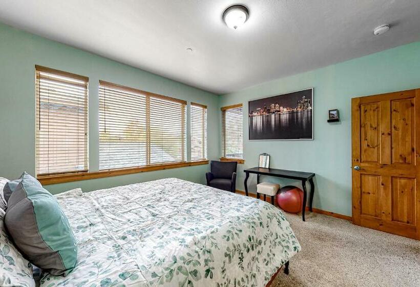 דירת שני חדרים, Truckee Living