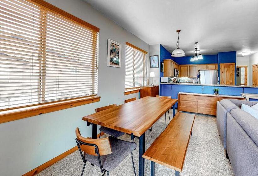 דירת שני חדרים, Truckee Living