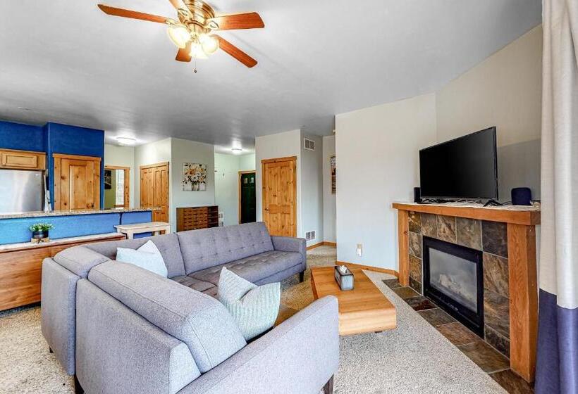 דירת שני חדרים, Truckee Living