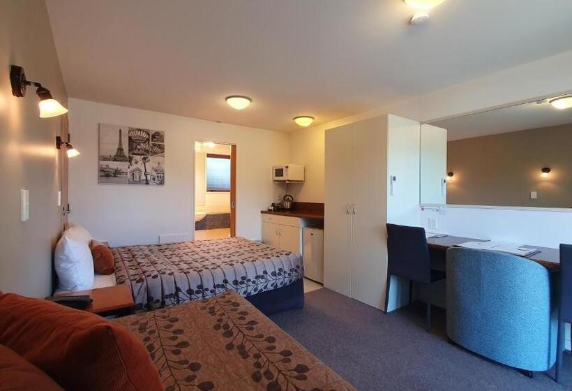 اتاق استاندارد سه نفره, Airways Motel