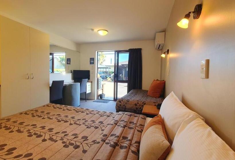 اتاق استاندارد سه نفره, Airways Motel