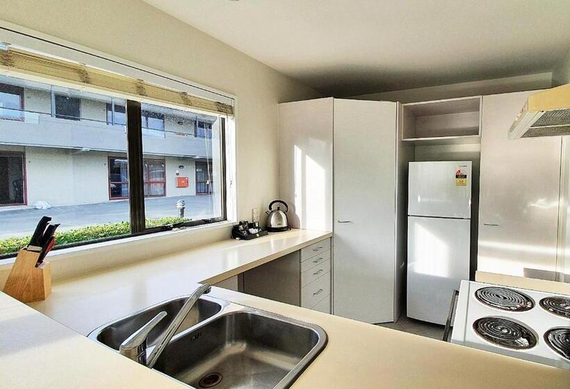 خانه 2 خوابه, Airways Motel