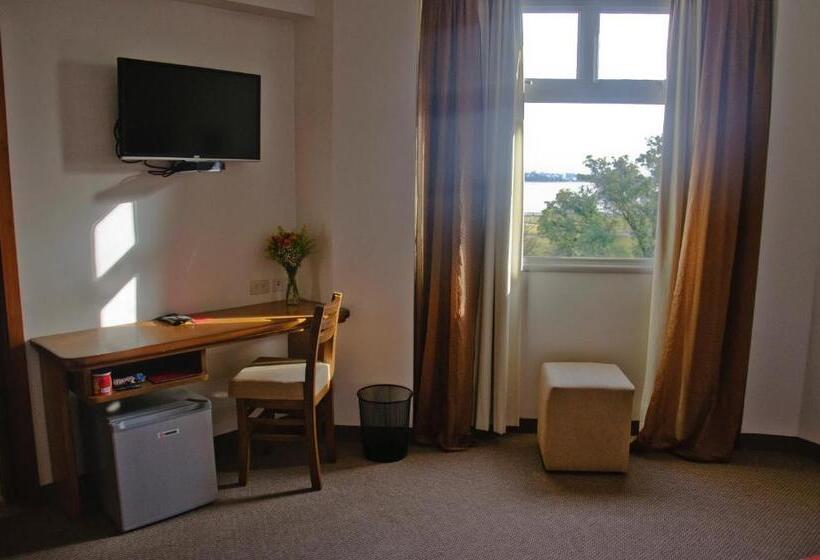 اتاق کلاسیک سه تخته, De La Trinidad