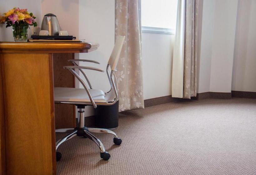 اتاق اجرایی با تخت بزرگ, De La Trinidad