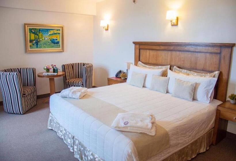 اتاق اجرایی با تخت بزرگ, De La Trinidad